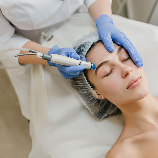 una mujer recibiendo un tratamiento dermatológico