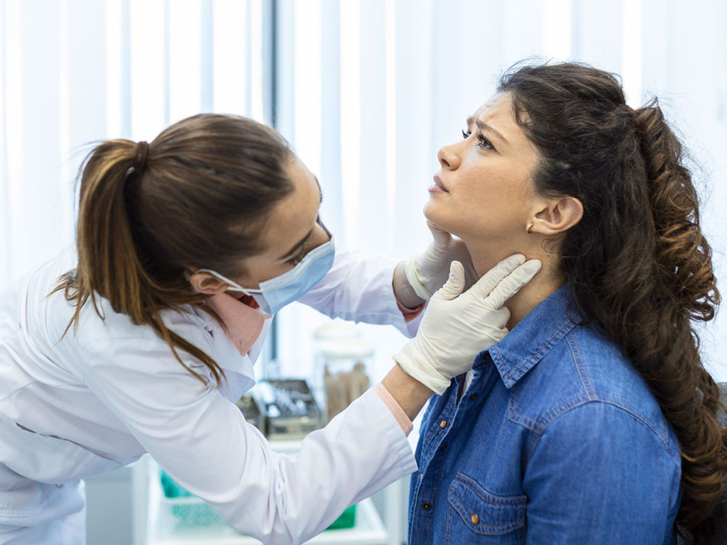 endocrinóloga revisando a una paciente