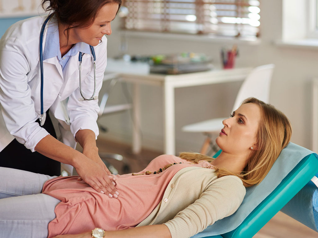 gastroenteróloga tratando a una paciente