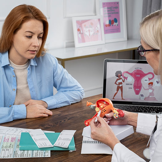 ginecóloga atendiendo a una paciente
