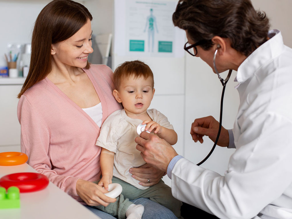 pediatra entendiendo a un niño