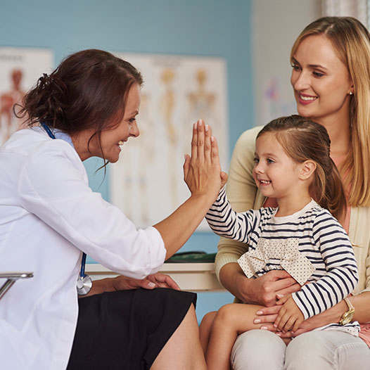pediatra entendiendo a una niña